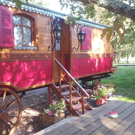 בית נופש Les Roulottes Vesta *